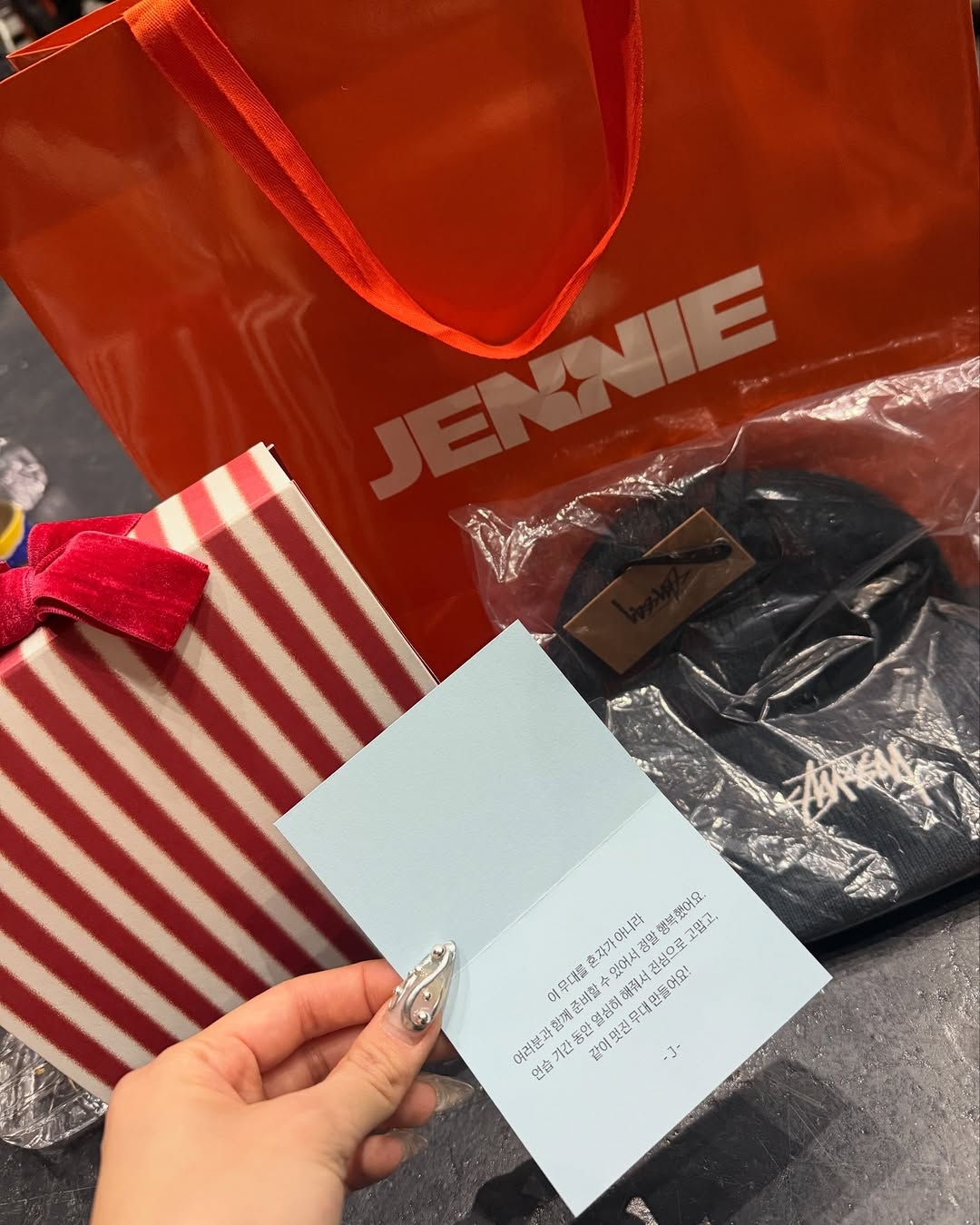 MMA-댄서들한테-핸드크림&향수와-각자에게-어울리는-모자-선물했다는-제니.jpg-6-이미지