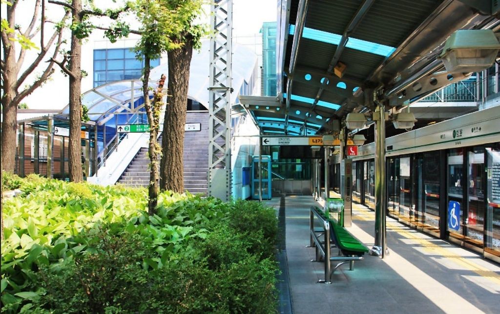 국내-유일-승강장에-공원을-깔아놓은-지하철역-1-이미지