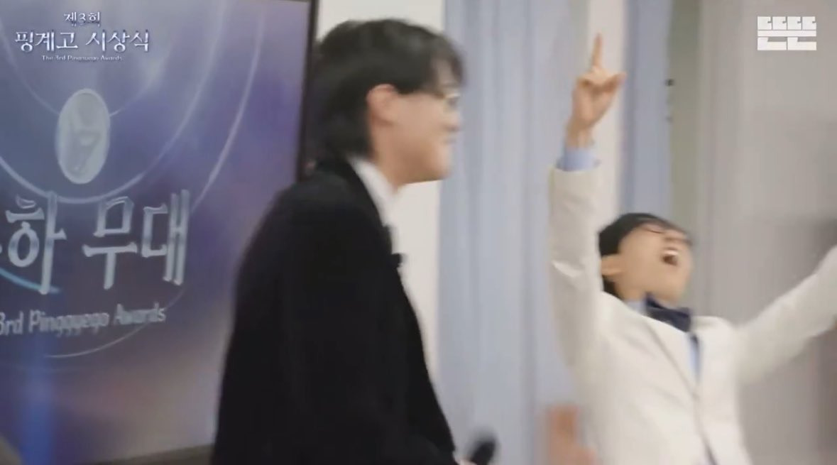 ???-:-내-연예인이-축하공연-하러갔는데-반응-이렇게-해주면-어때?-1-이미지