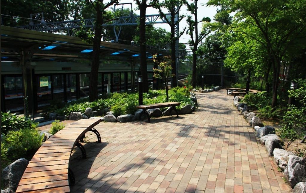 국내-유일-승강장에-공원을-깔아놓은-지하철역-2-이미지