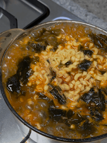 2025-핫했다는-불닭미역탕면-5-이미지