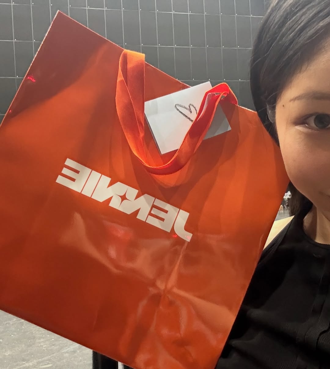 MMA-댄서들한테-핸드크림&향수와-각자에게-어울리는-모자-선물했다는-제니.jpg-8-이미지