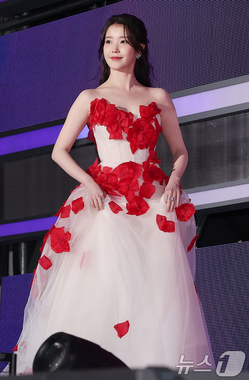 신예은-이채민-하영-차주영-아이유-(2025-서울콘-에이판-스타-어워즈-레드카펫)-27-이미지