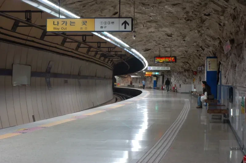 옛날-옛적,-지하철역에-'동굴'있던-시절-6-이미지