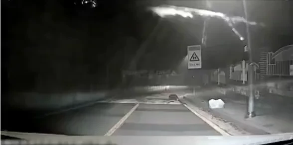 도로에-누워있는-사람-밟을-뻔한-운전자-0-이미지