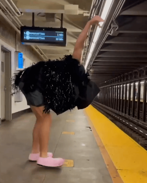 지하철역에-나타난-그...-뭐더라-0-이미지