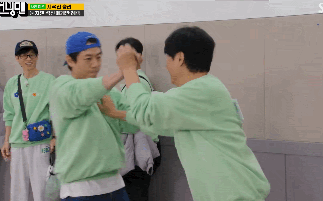 지석진-vs-양세찬-일대일-이름표-뜯기.gif-0-이미지