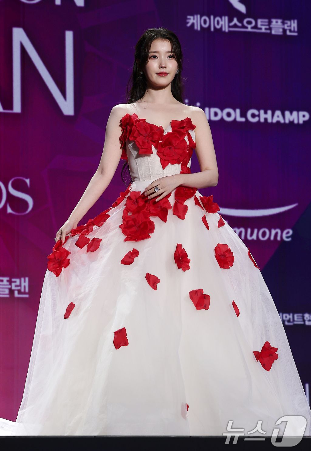 신예은-이채민-하영-차주영-아이유-(2025-서울콘-에이판-스타-어워즈-레드카펫)-28-이미지