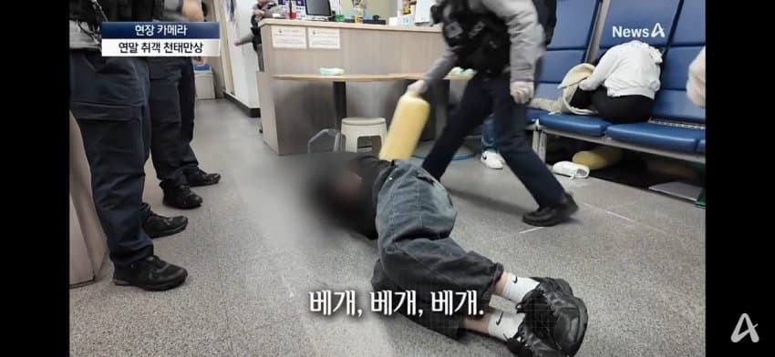 연말-취객으로-고생중이라는-경찰-순경들-2-이미지