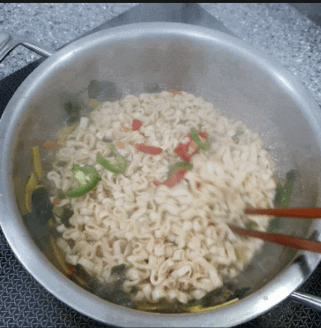 은근-꾸준히-인기있는-농심-멸치칼국수.gif-1-이미지