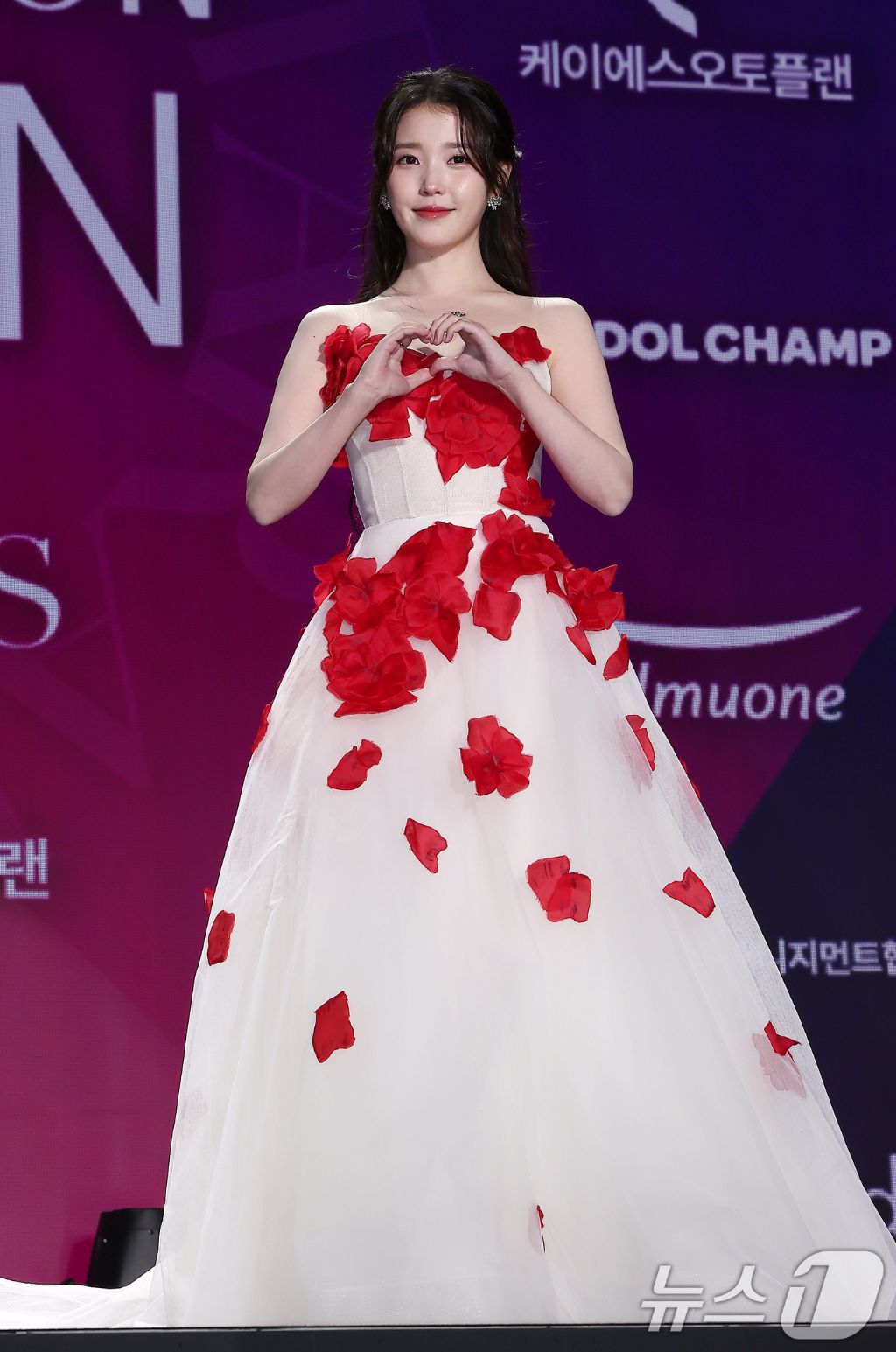 신예은-이채민-하영-차주영-아이유-(2025-서울콘-에이판-스타-어워즈-레드카펫)-30-이미지