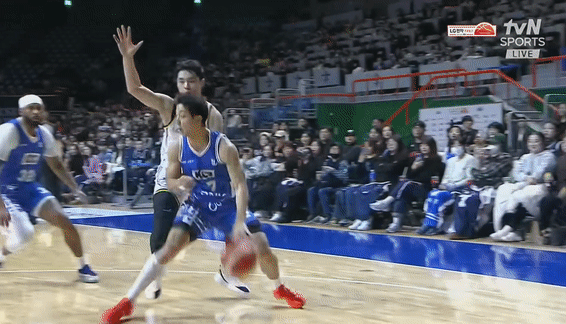 KBL-올스타전-1on1-컨테스트-출전하는-KCC-허훈의-드리블-스킬.gif-4-이미지