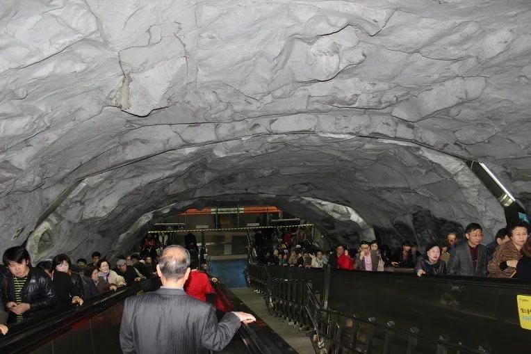 옛날-옛적,-지하철역에-'동굴'있던-시절-4-이미지