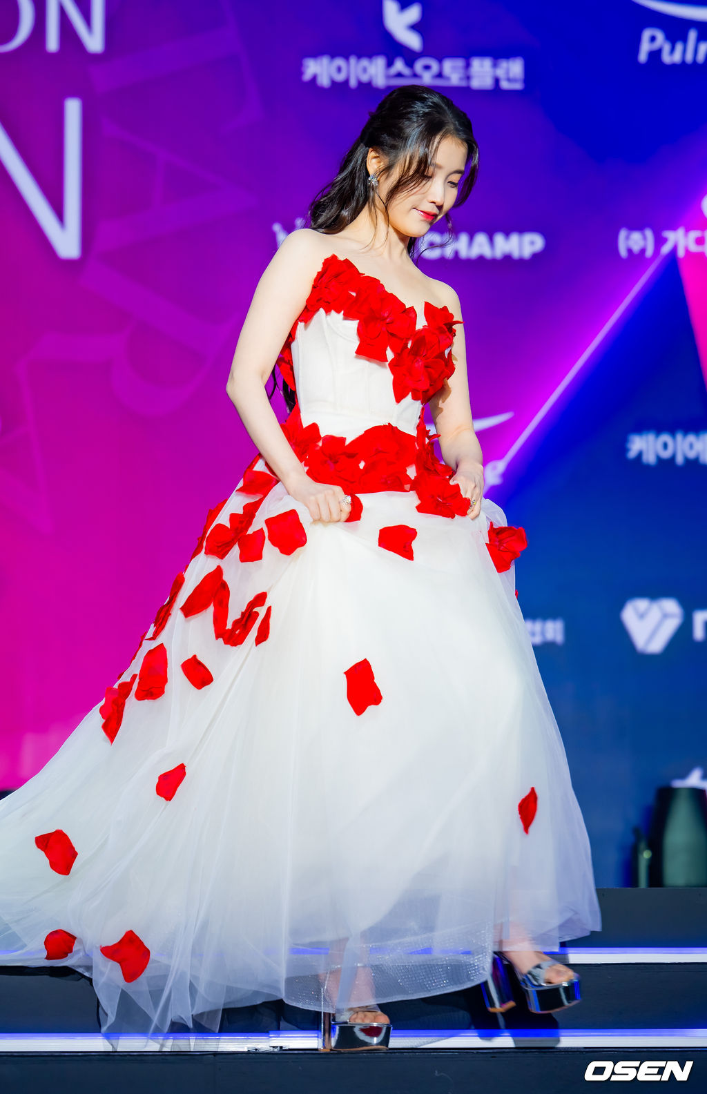 신예은-이채민-하영-차주영-아이유-(2025-서울콘-에이판-스타-어워즈-레드카펫)-31-이미지