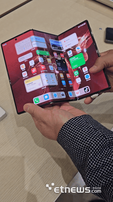 폴더블-폰-사용하면서-은근히-불편한-점.gif-1-이미지