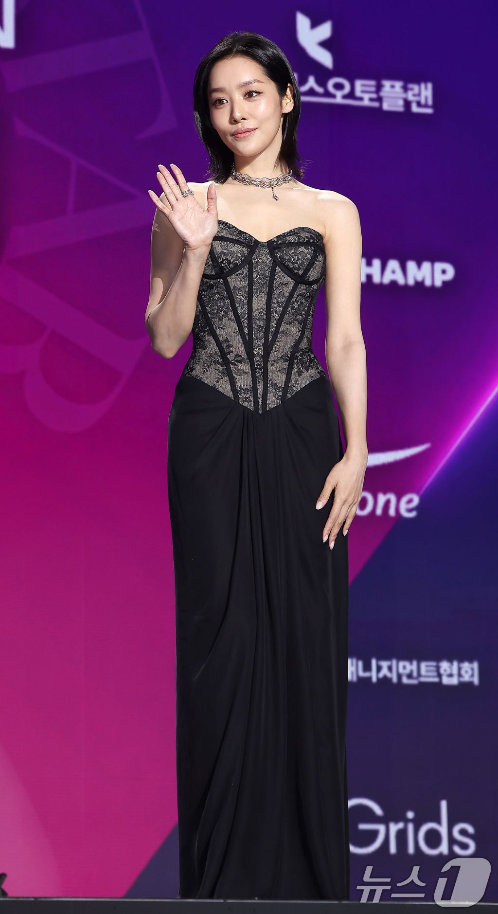 신예은-이채민-하영-차주영-아이유-(2025-서울콘-에이판-스타-어워즈-레드카펫)-24-이미지