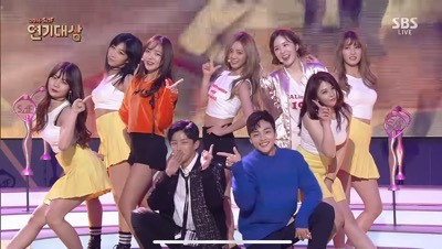 영원히-혜리만-카메라를-보는-쳐다보는-축하무대-2-이미지