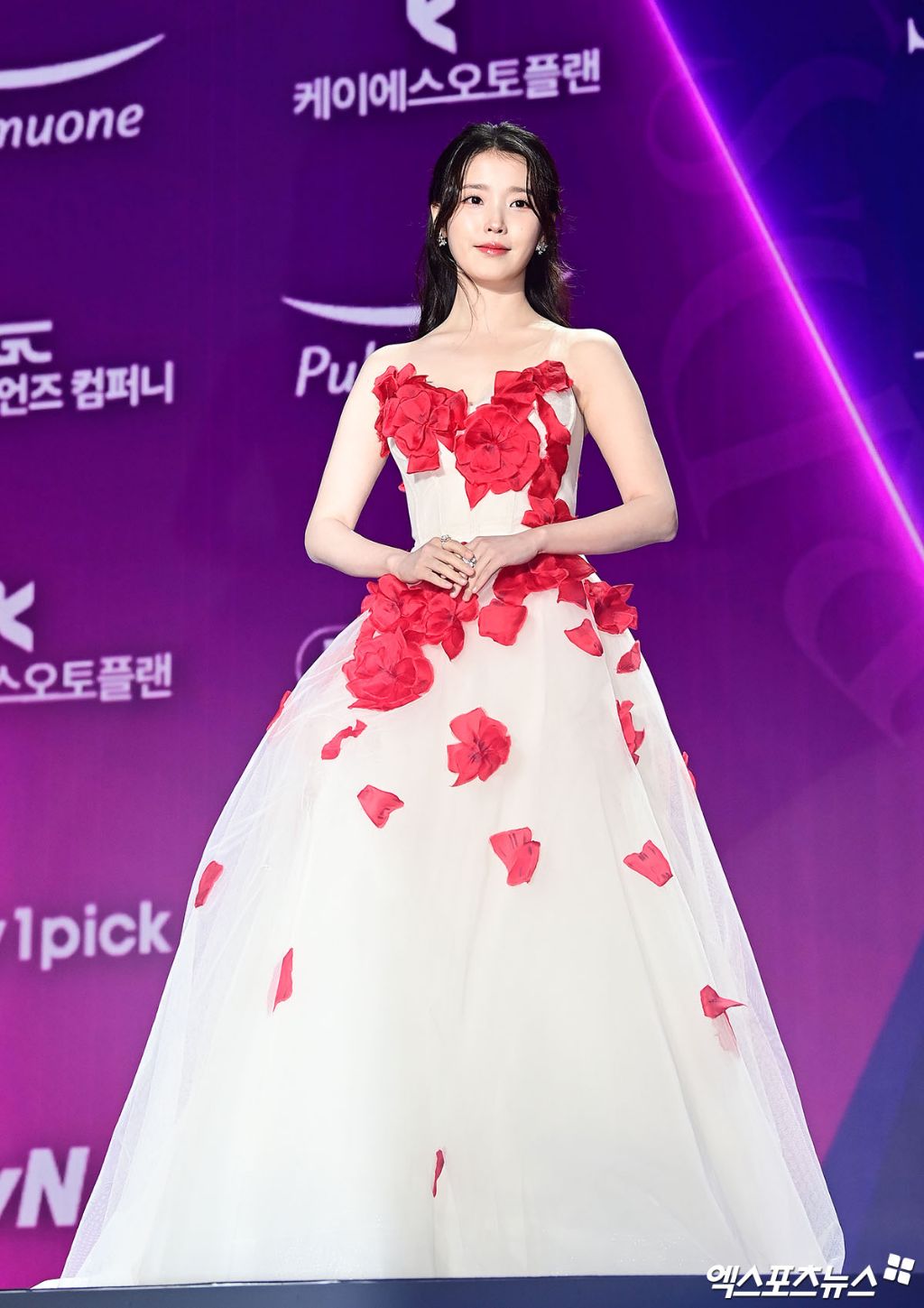 신예은-이채민-하영-차주영-아이유-(2025-서울콘-에이판-스타-어워즈-레드카펫)-37-이미지