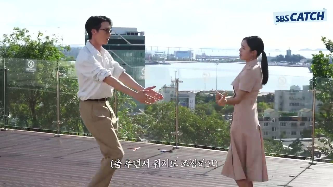 [키스는괜히해서]-의외로(?)-안은진과의-댄스장면에서-리드-다-하는-장기용.jpg-38-이미지