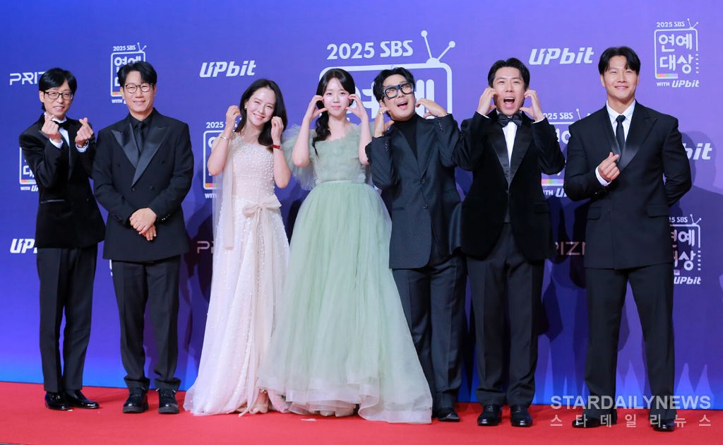 송지효-지예은-(SBS-연예대상-레드카펫)-22-이미지