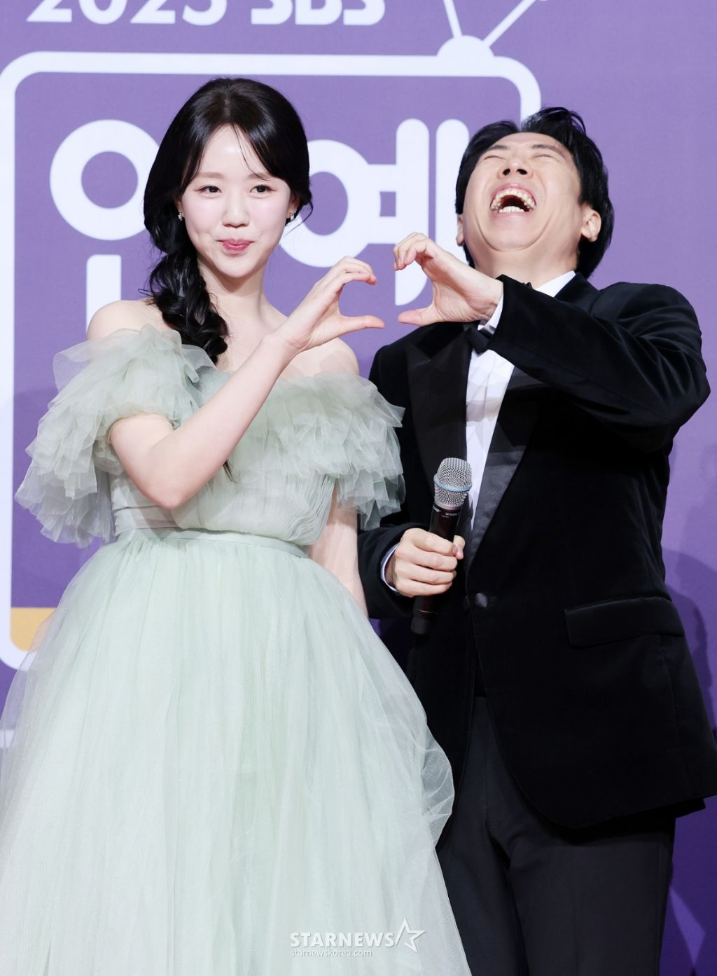 송지효-지예은-(SBS-연예대상-레드카펫)-17-이미지