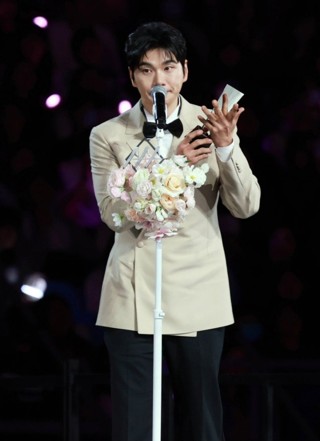 이이경,-수상소감서-실종…'놀뭐'-작가-"유재석·하하·주우재-감사"-0-이미지