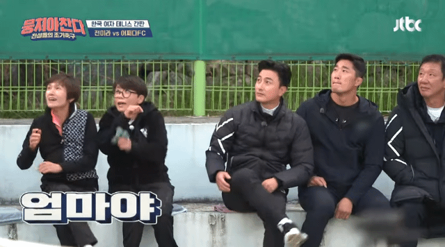 갑자기-날아오는-테니스공에-대처하는-이대호와-안정환.gif-2-이미지