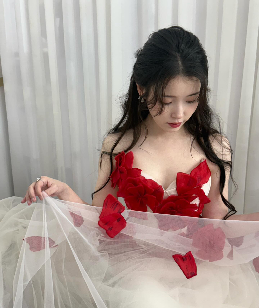 APAN-대상-받은-아이유-인스타-업뎃-🌹💃-9-이미지