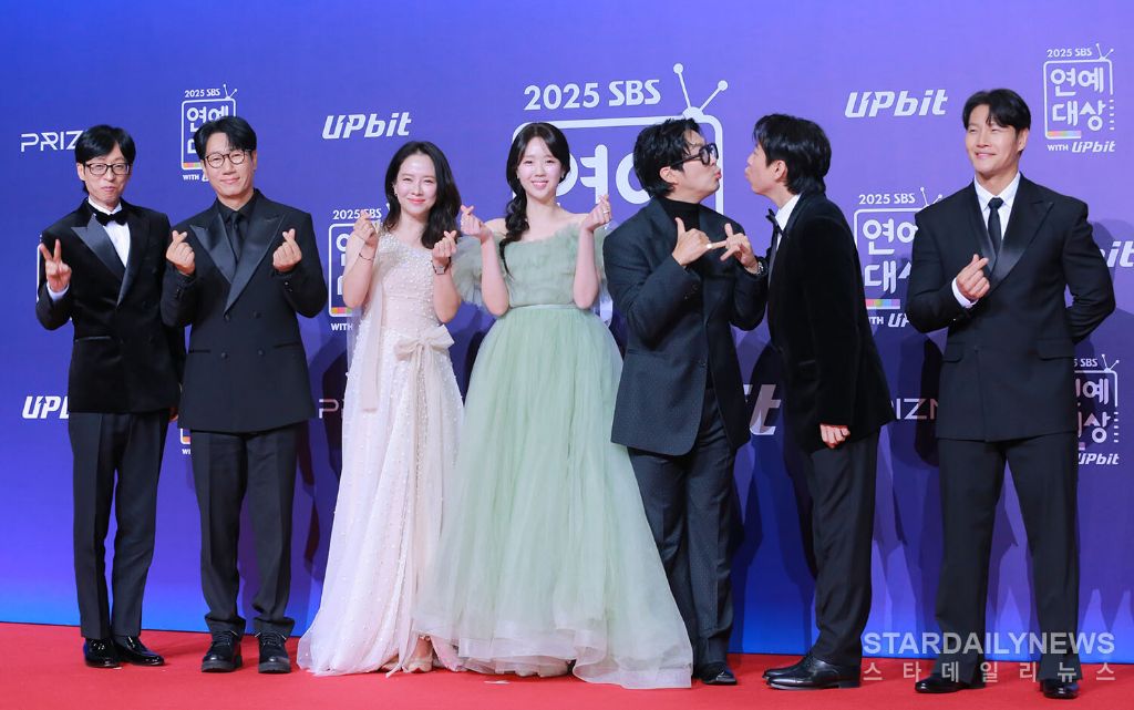 송지효-지예은-(SBS-연예대상-레드카펫)-20-이미지