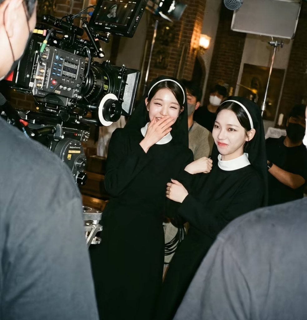 장원영,-카리나-촬영현장에서-찍힌-투샷.jpg-0-이미지