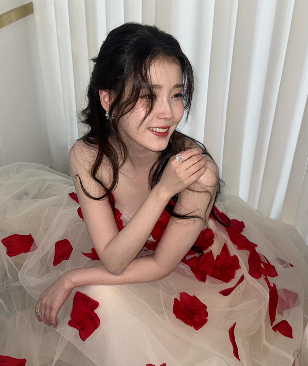 APAN-대상-받은-아이유-인스타-업뎃-🌹💃-3-이미지