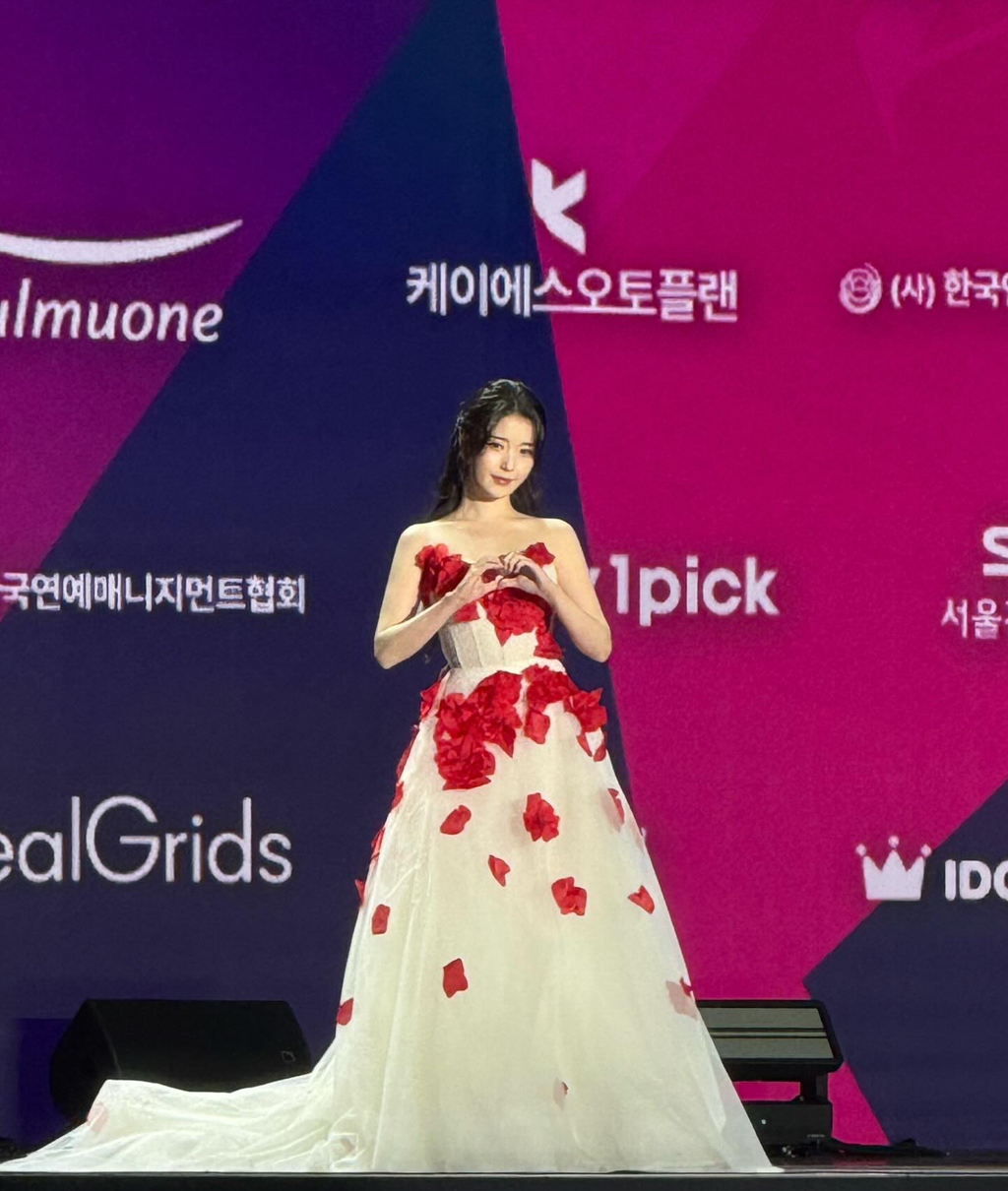 APAN-대상-받은-아이유-인스타-업뎃-🌹💃-19-이미지