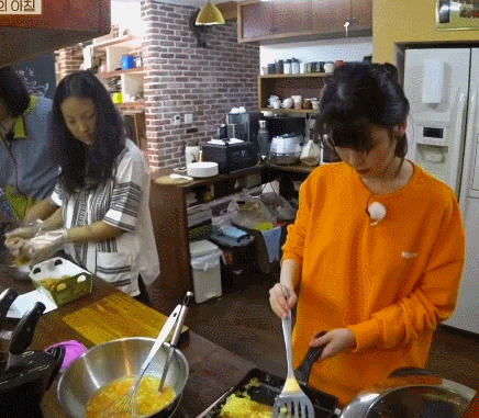 8년전-효리네-민박-속-아이유.gif-8-이미지