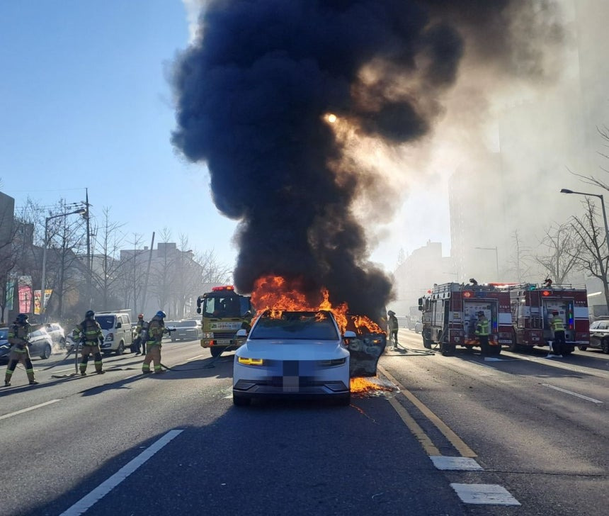 전주-도심서-주행-중-전기차-화재…배터리-열폭주-추정-0-이미지