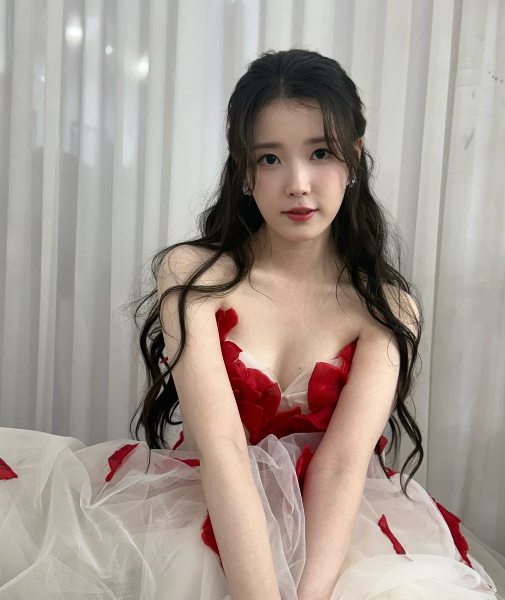 APAN-대상-받은-아이유-인스타-업뎃-🌹💃-12-이미지