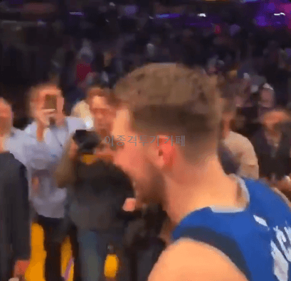 6년-전,-돈치치-안아주는-코비-브라이언트-1-이미지