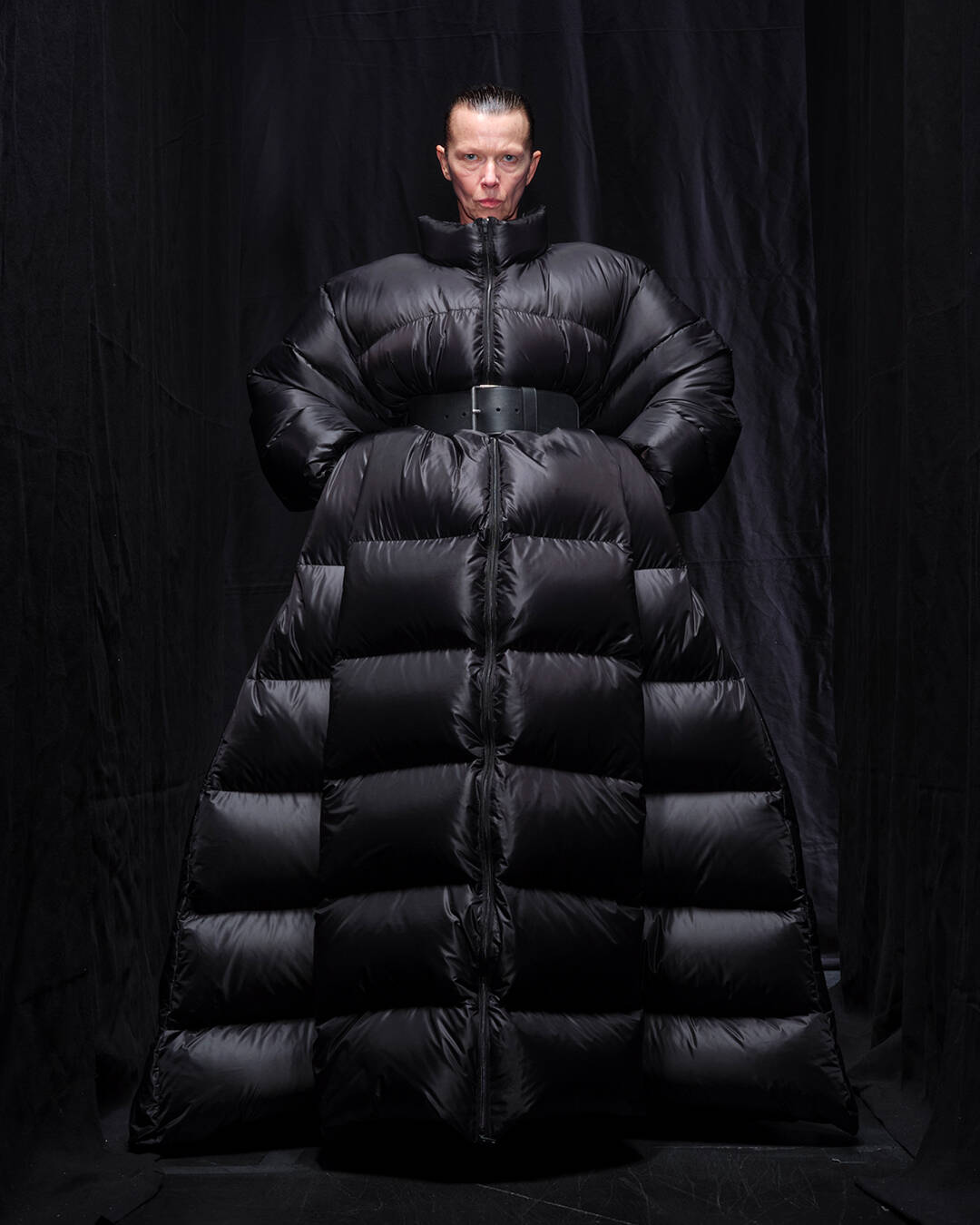 발렌시아가-드레스-패딩을-200%-소화한-사람.gif-0-이미지