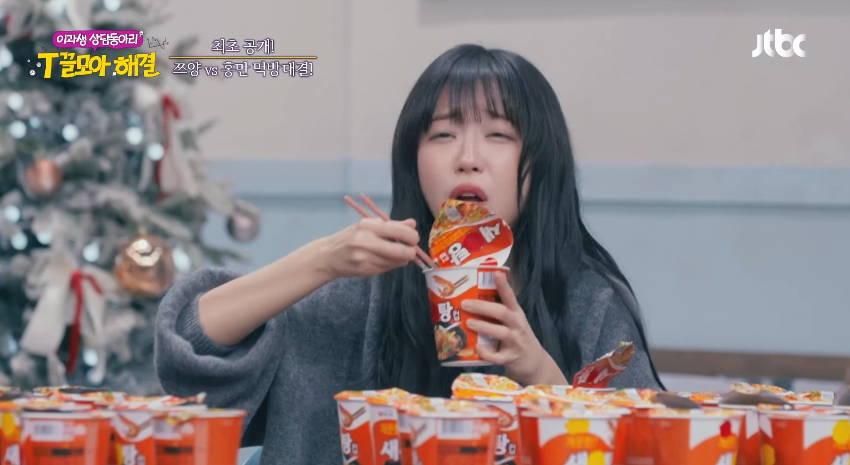 쯔양과-먹방-대결에서-승리하는-최홍만-5-이미지