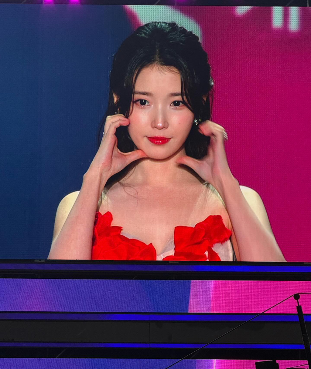 APAN-대상-받은-아이유-인스타-업뎃-🌹💃-18-이미지