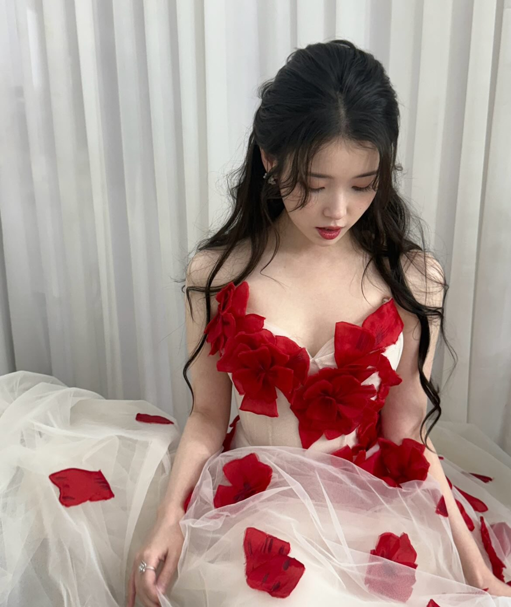 APAN-대상-받은-아이유-인스타-업뎃-🌹💃-6-이미지