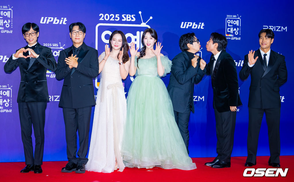 송지효-지예은-(SBS-연예대상-레드카펫)-21-이미지