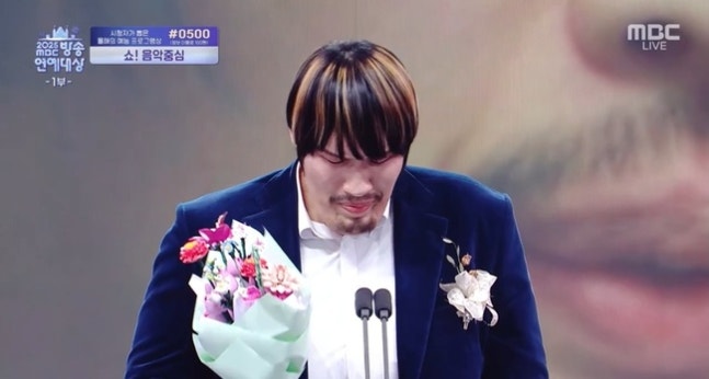 MBC-예능-신인상-수상에-눈물-흘리는-최홍만-2-이미지