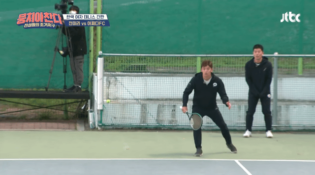 갑자기-날아오는-테니스공에-대처하는-이대호와-안정환.gif-1-이미지