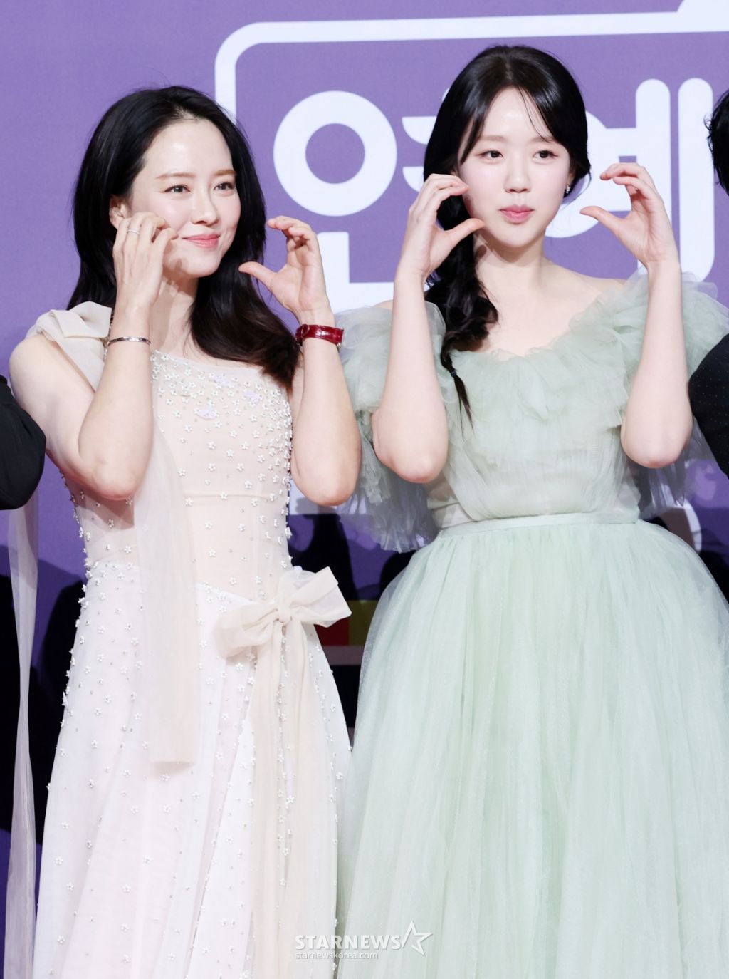 송지효-지예은-(SBS-연예대상-레드카펫)-1-이미지