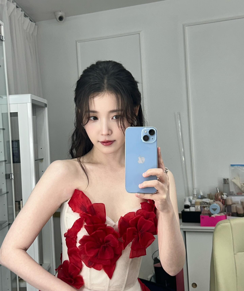 APAN-대상-받은-아이유-인스타-업뎃-🌹💃-8-이미지