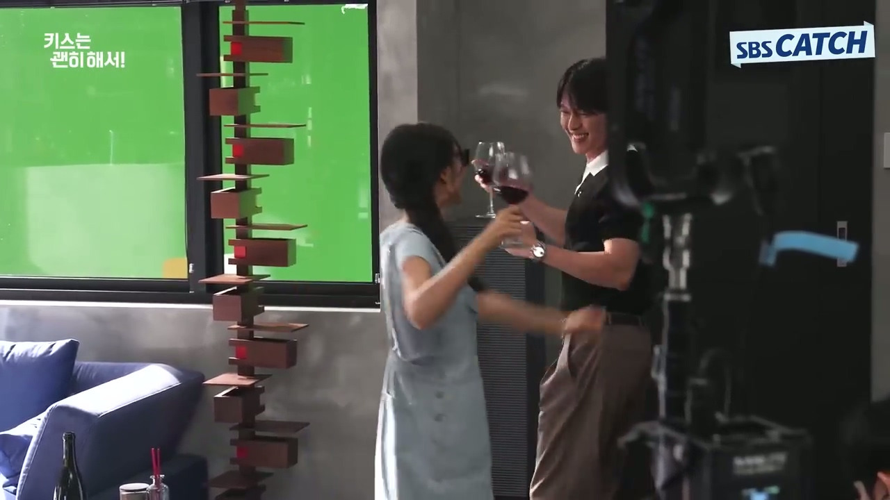 [키스는괜히해서]-의외로(?)-안은진과의-댄스장면에서-리드-다-하는-장기용.jpg-1-이미지