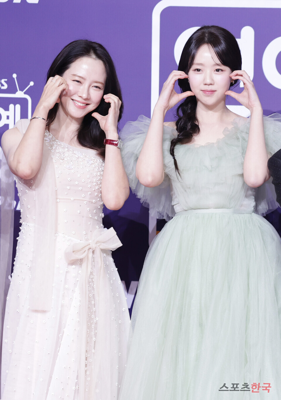 송지효-지예은-(SBS-연예대상-레드카펫)-3-이미지