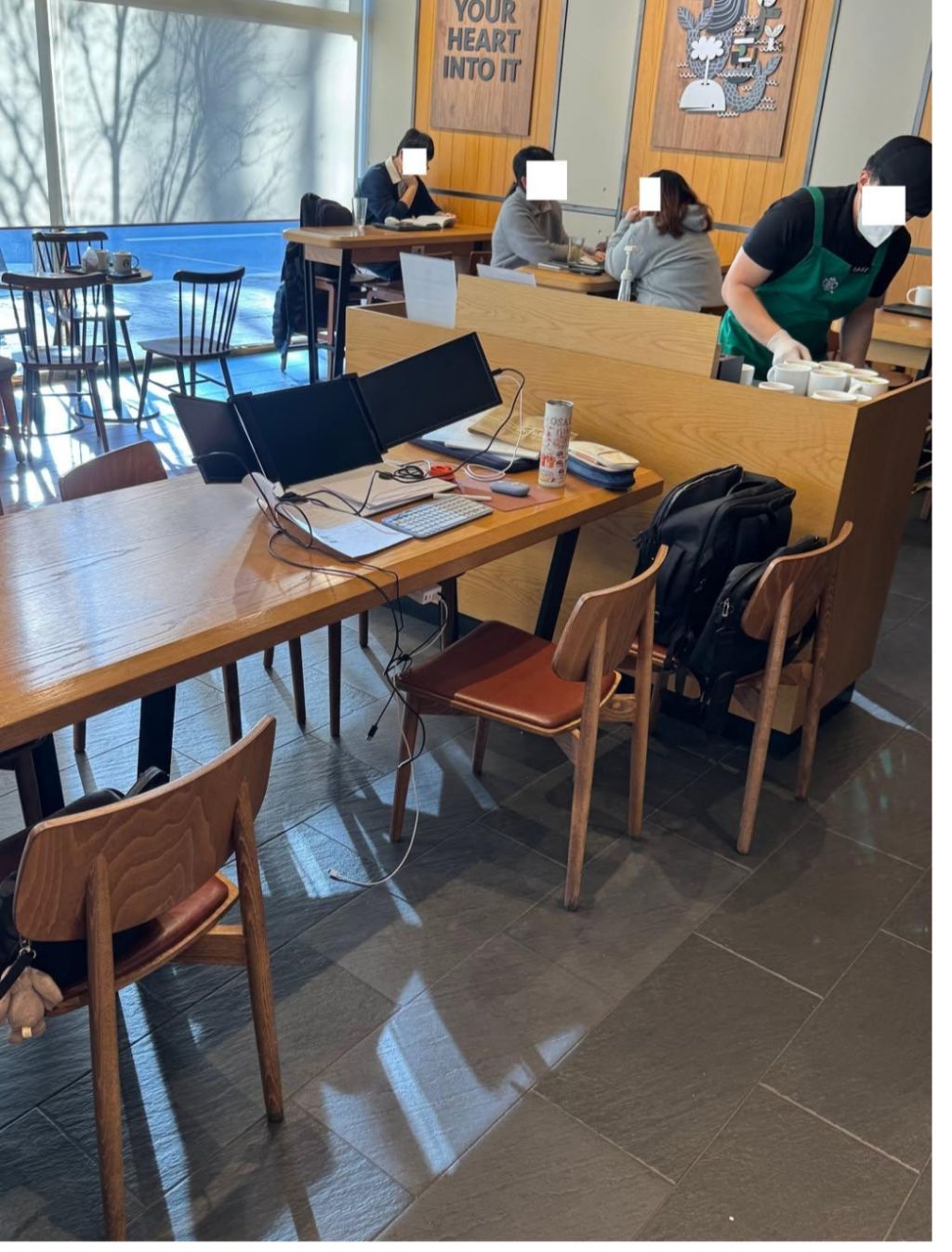 스타벅스에서-혼자-자리-4개-차지하는-손님-2-이미지