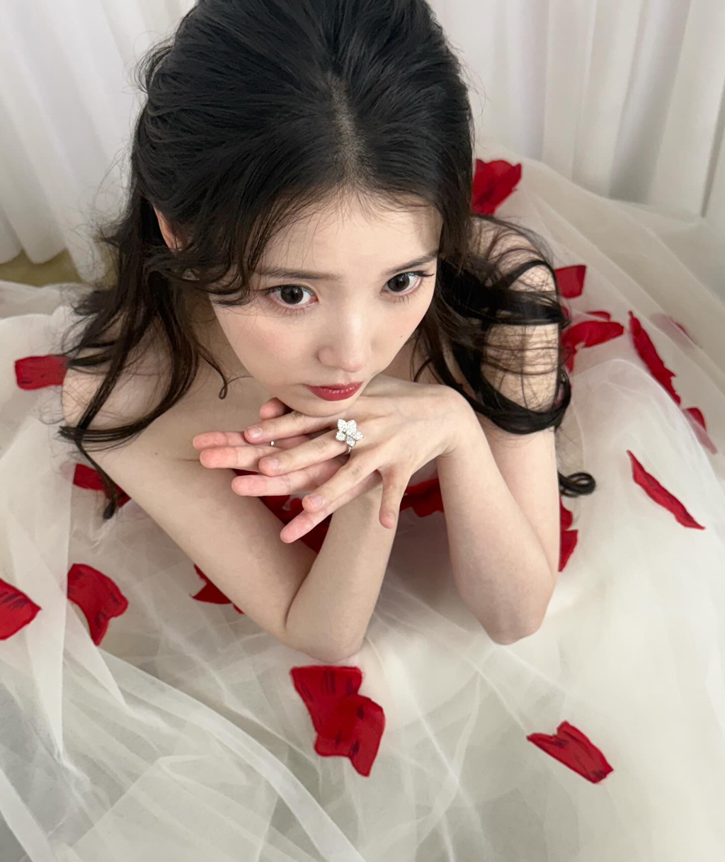 APAN-대상-받은-아이유-인스타-업뎃-🌹💃-5-이미지