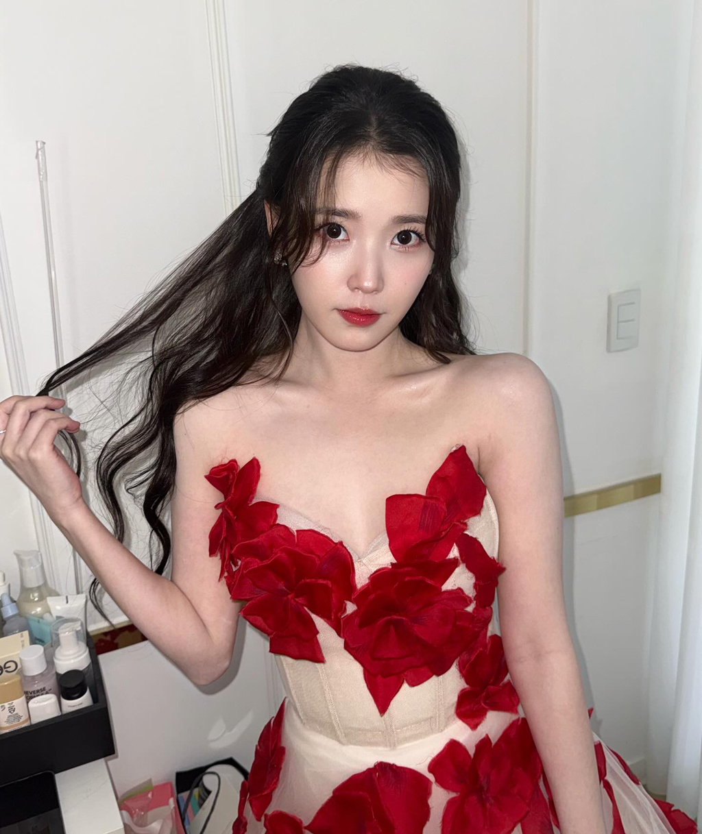 APAN-대상-받은-아이유-인스타-업뎃-🌹💃-16-이미지